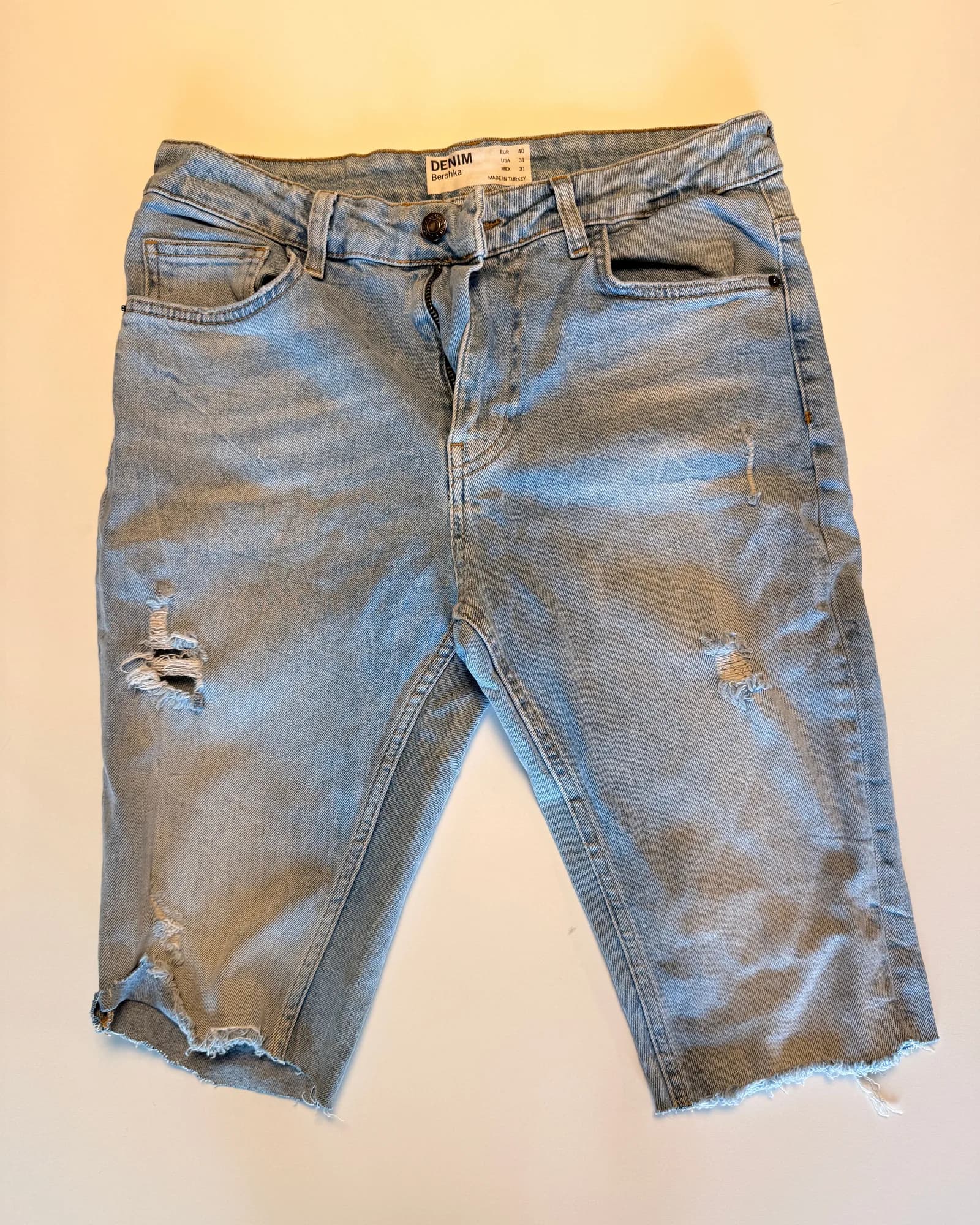 Bershka מכנס ג׳ינס באורך ברכיים, גוון בהיר, מבט קדמי