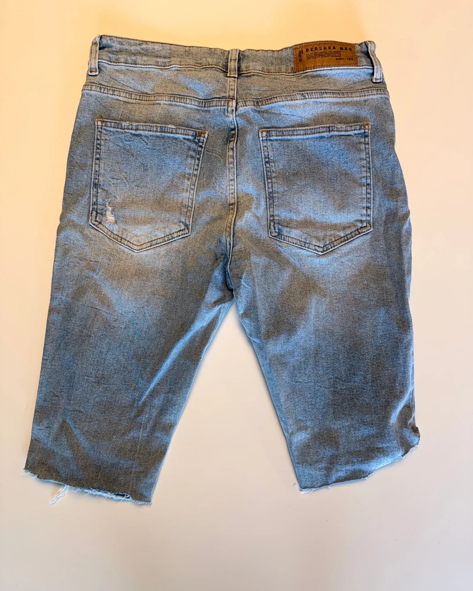Bershka מכנס ג׳ינס באורך ברכיים, גוון בהיר, מבט נוסף