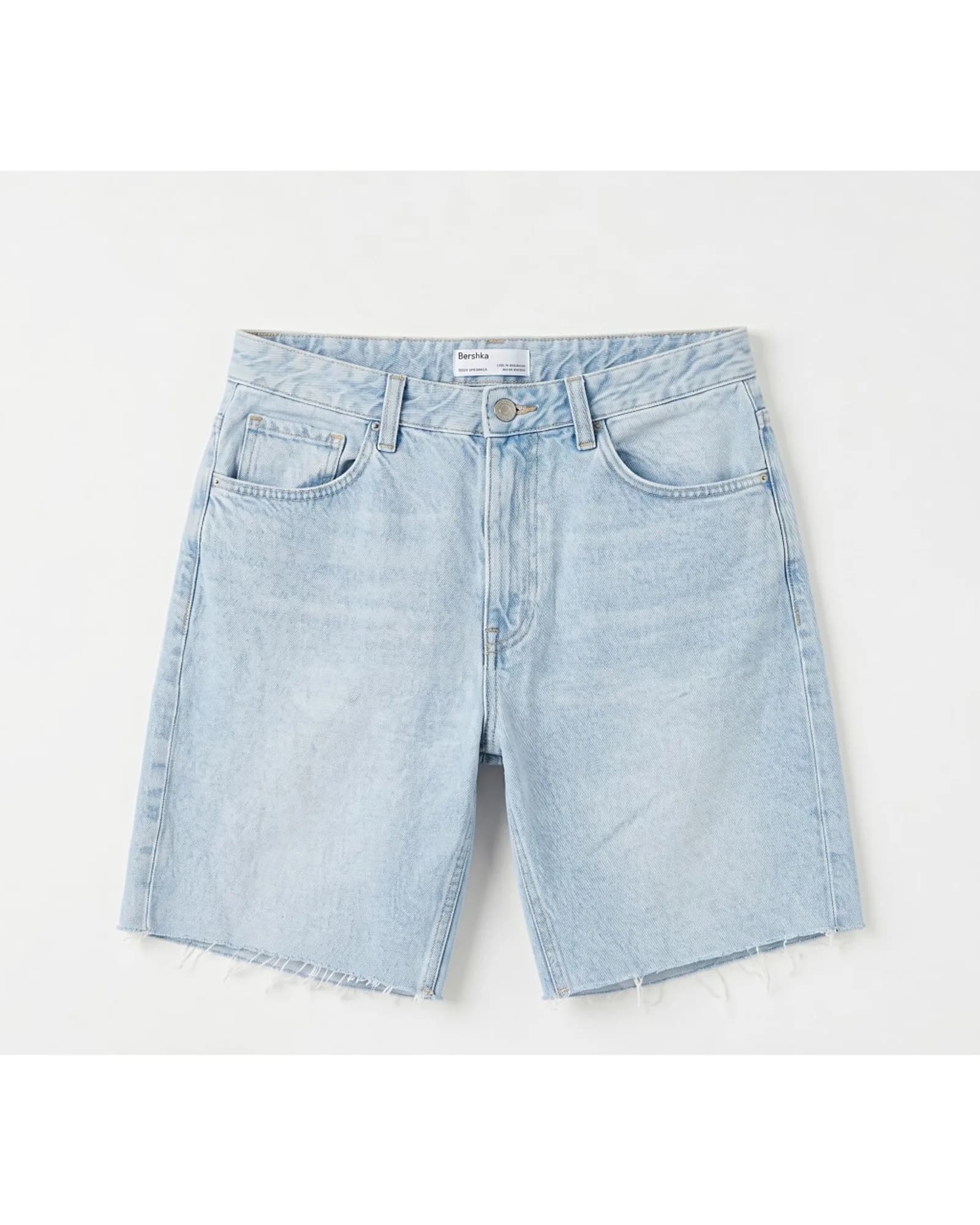 Bershka מכנס ג׳ינס קצר, גוון בהיר, מבט קדמי