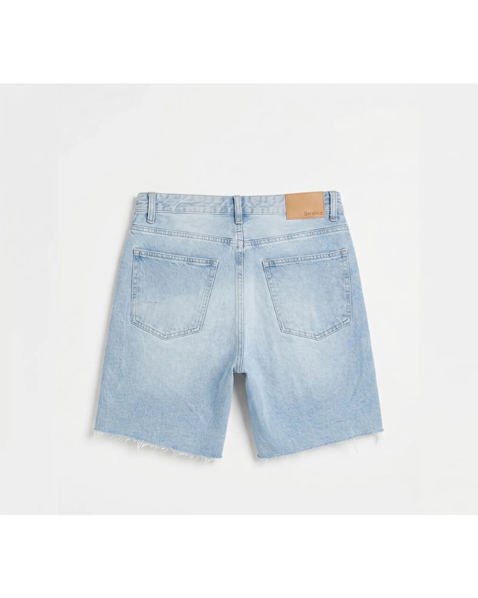Bershka מכנס ג׳ינס קצר, גוון בהיר, מבט נוסף