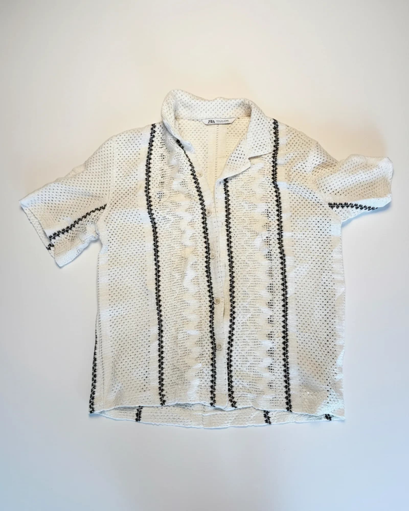 Unbranded חולצת קולר פתוח סרוגה, שמנת ושחור, מבט קדמי