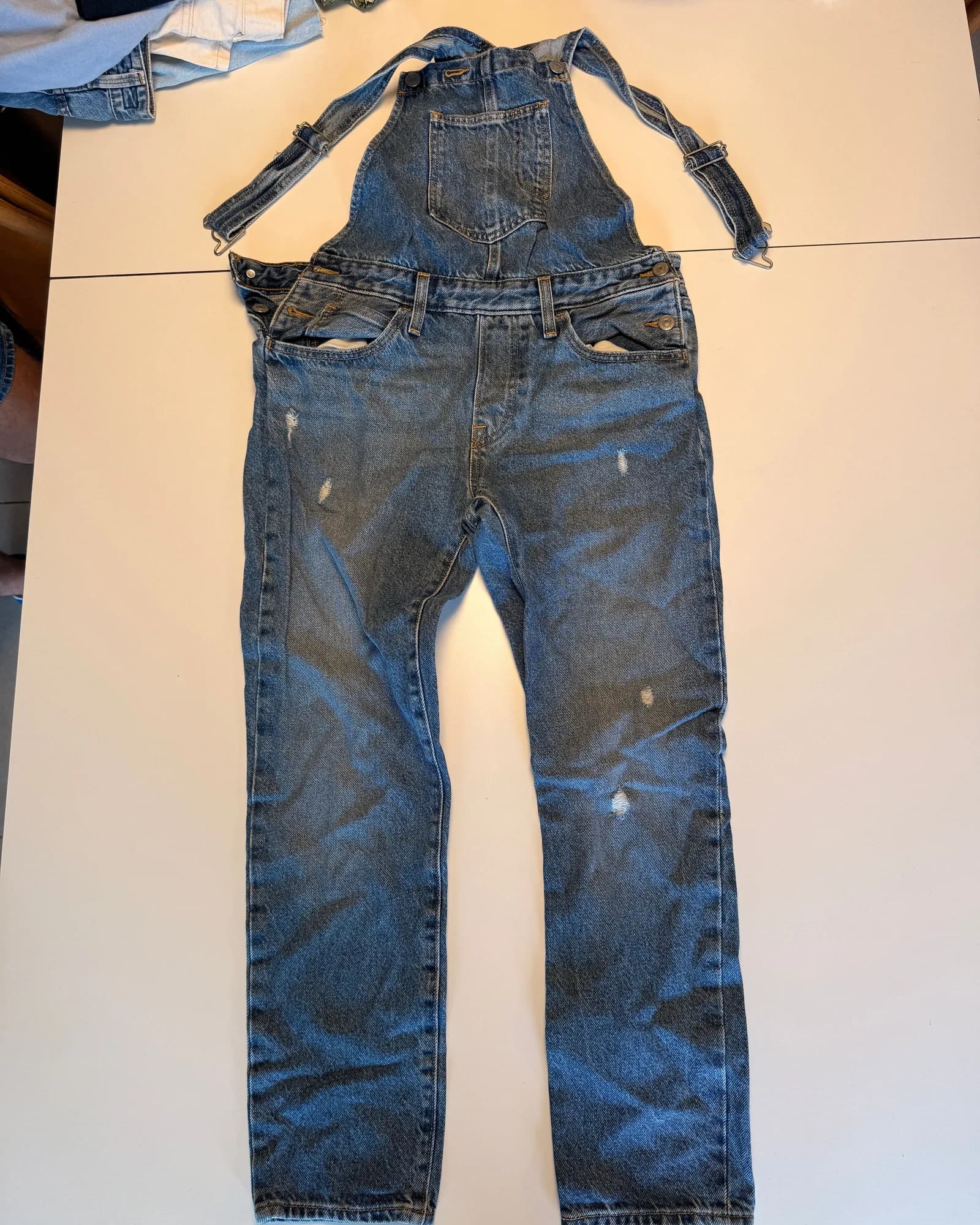 Levi's אוברול ג׳ינס, גוון בינוני, מבט קדמי