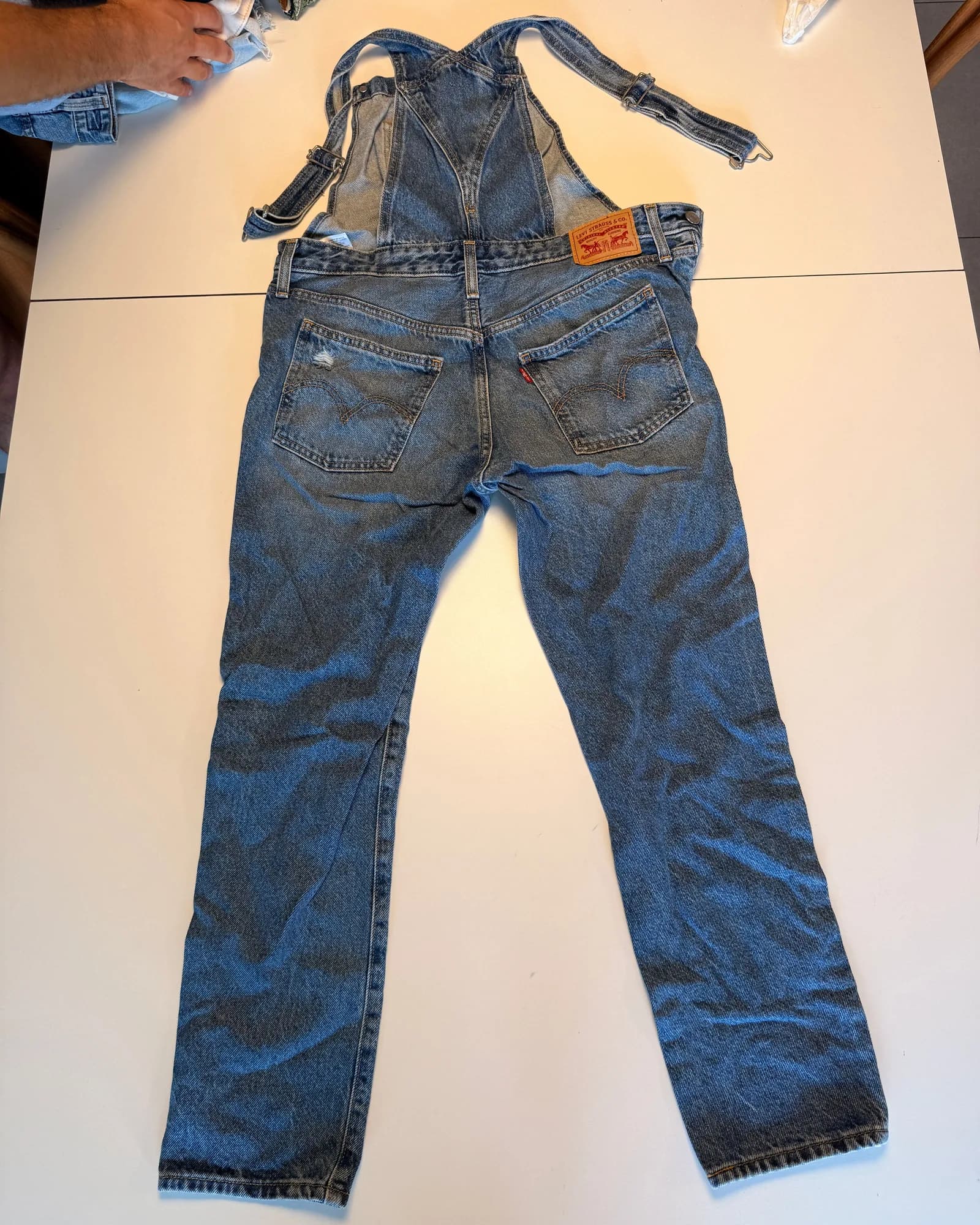 Levi's אוברול ג׳ינס, גוון בינוני, מבט נוסף
