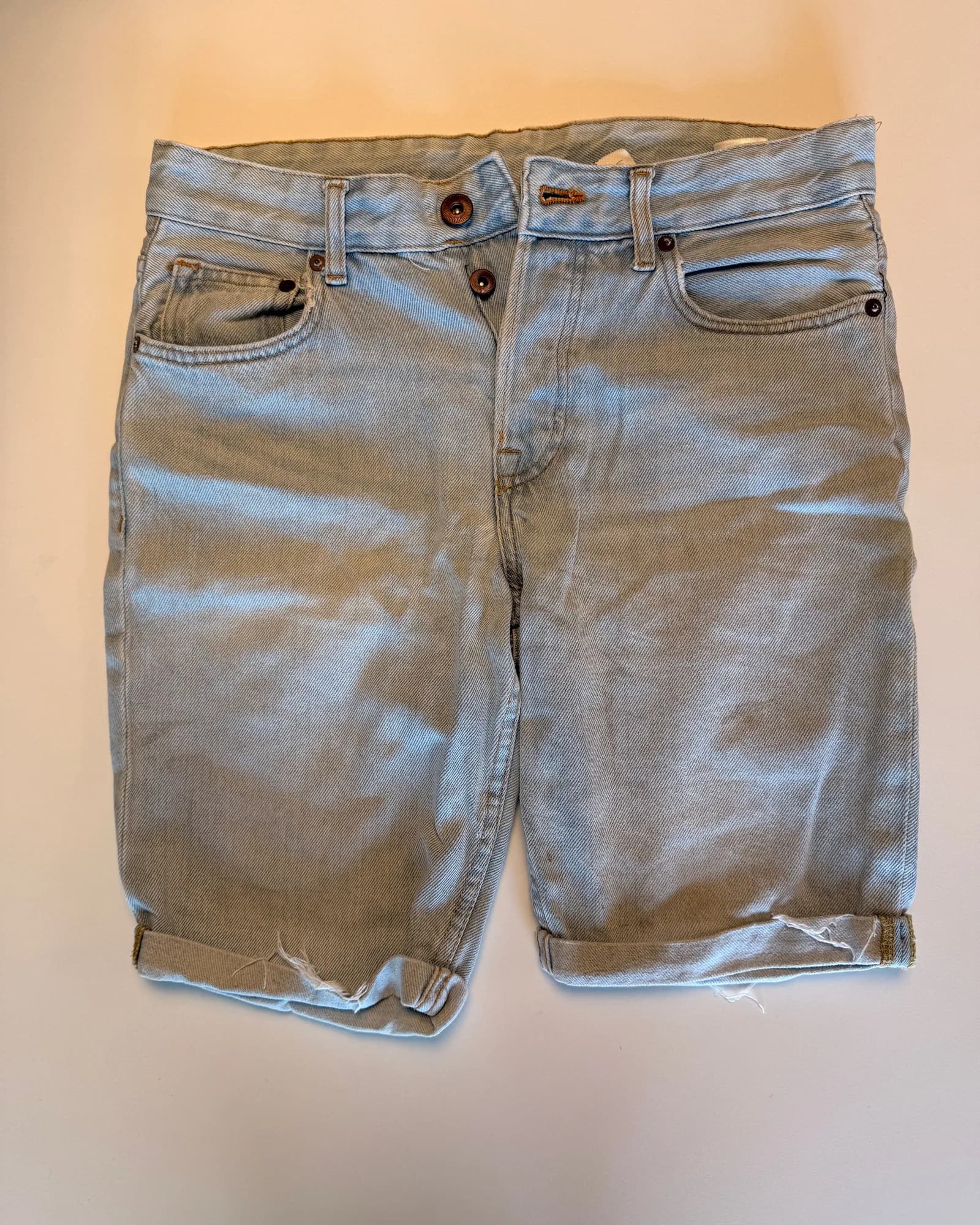 Unbranded מכנס ג׳ינס באורך ברכיים, גוון חיוור, מבט קדמי
