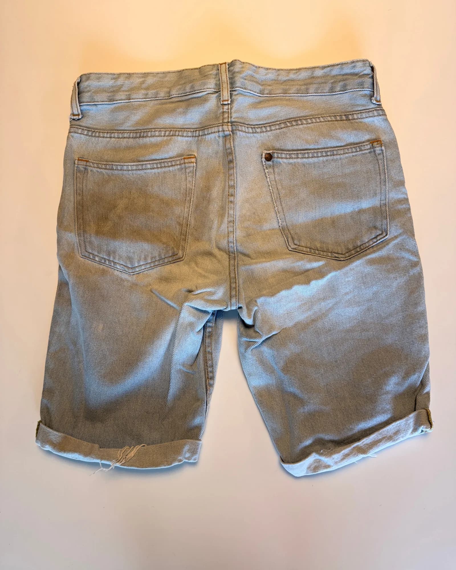 Unbranded מכנס ג׳ינס באורך ברכיים, גוון חיוור, מבט נוסף