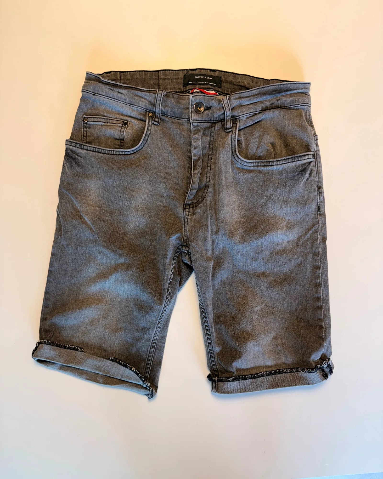 Unbranded מכנס ג׳ינס קצר, אפור שטוף, מבט קדמי