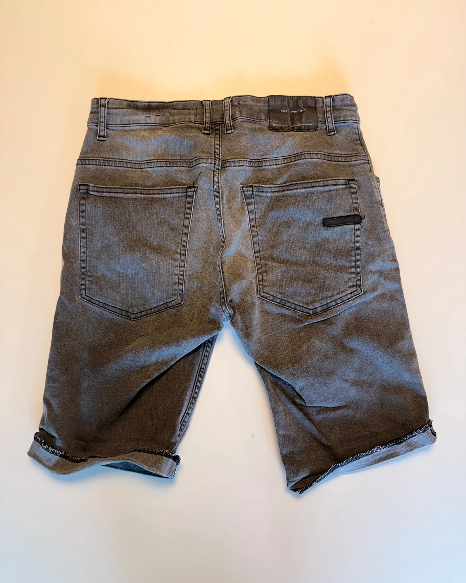 Unbranded מכנס ג׳ינס קצר, אפור שטוף, מבט נוסף