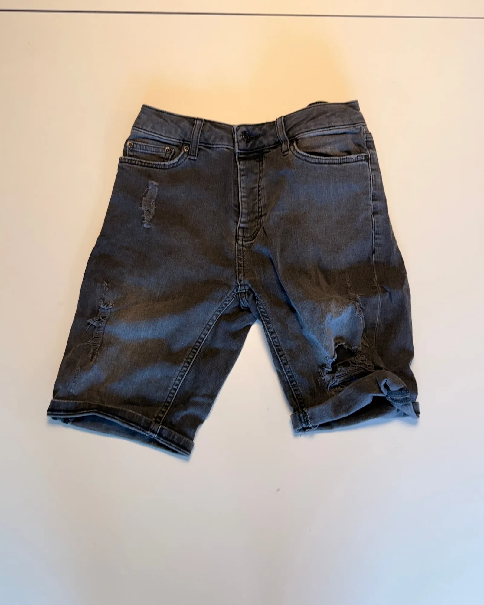 Unbranded מכנס ג׳ינס קצר, אפור כהה שחוק, מבט קדמי