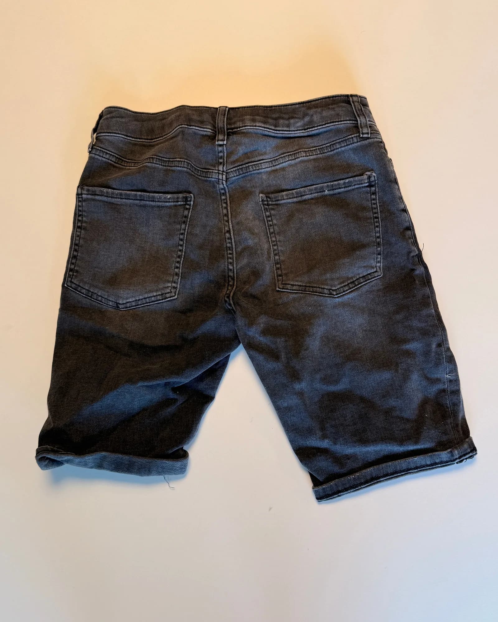 Unbranded מכנס ג׳ינס קצר, אפור כהה שחוק, מבט נוסף