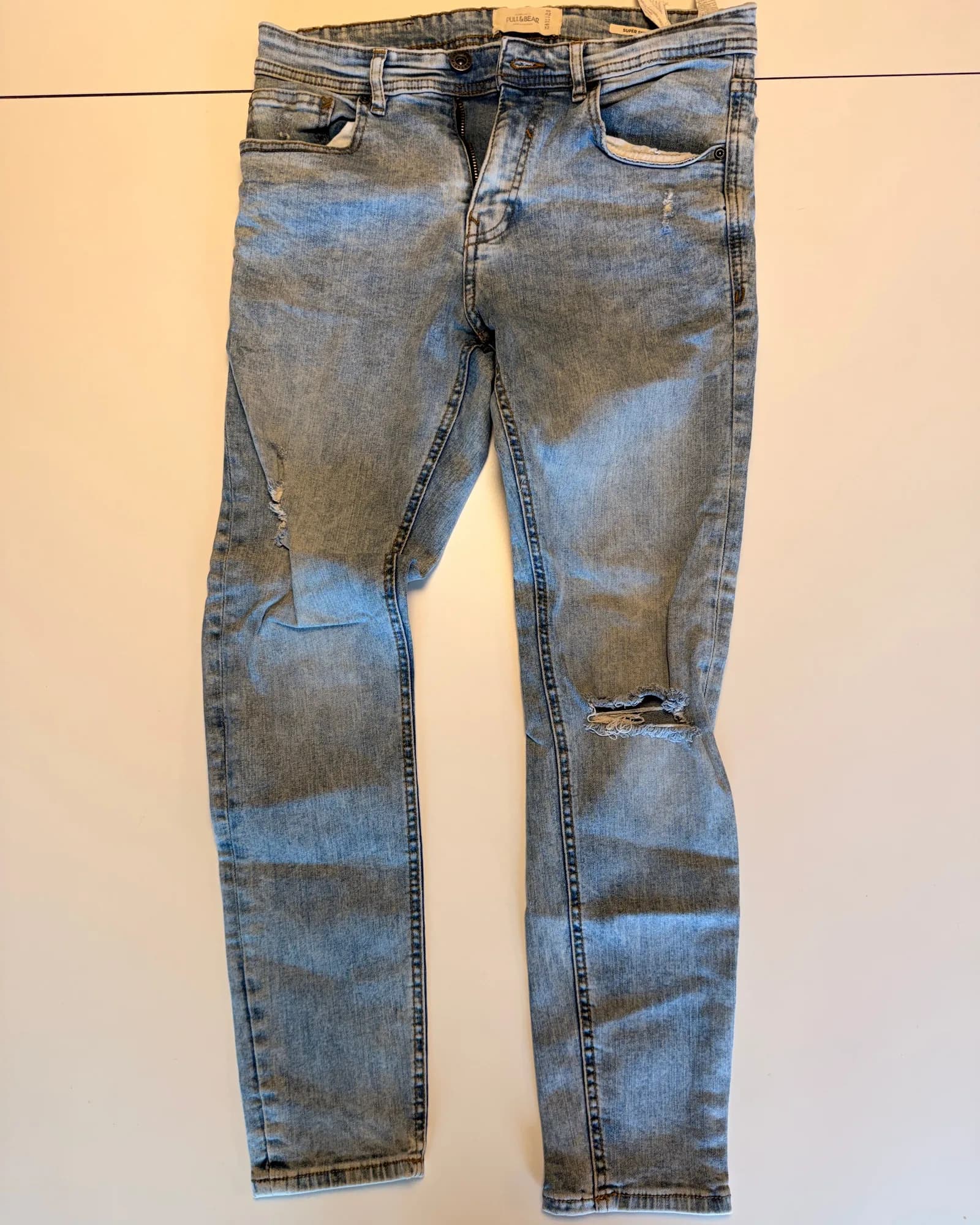 Unbranded ג׳ינס סלים, גוון בהיר שחוק, מבט קדמי