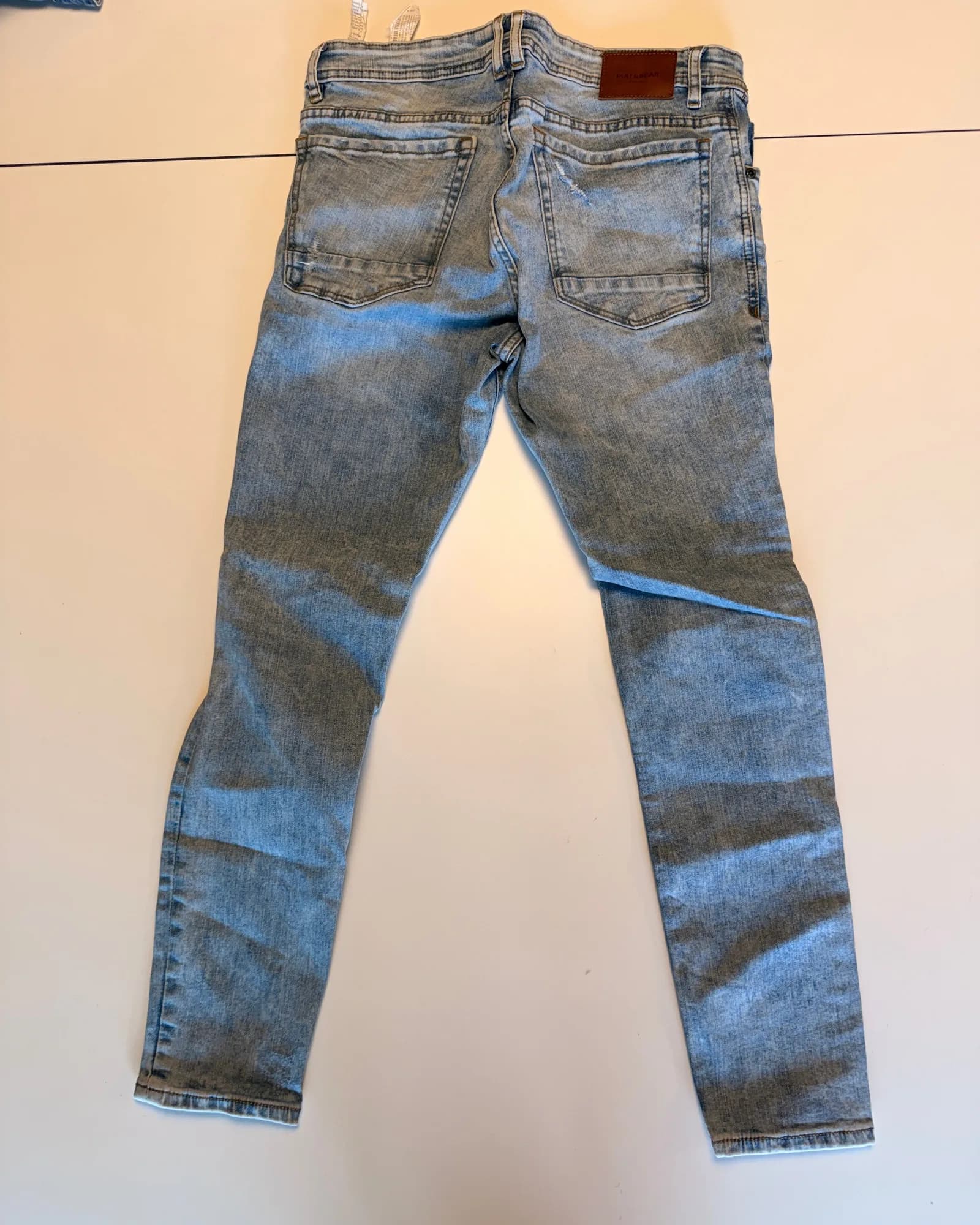 Unbranded ג׳ינס סלים, גוון בהיר שחוק, מבט נוסף