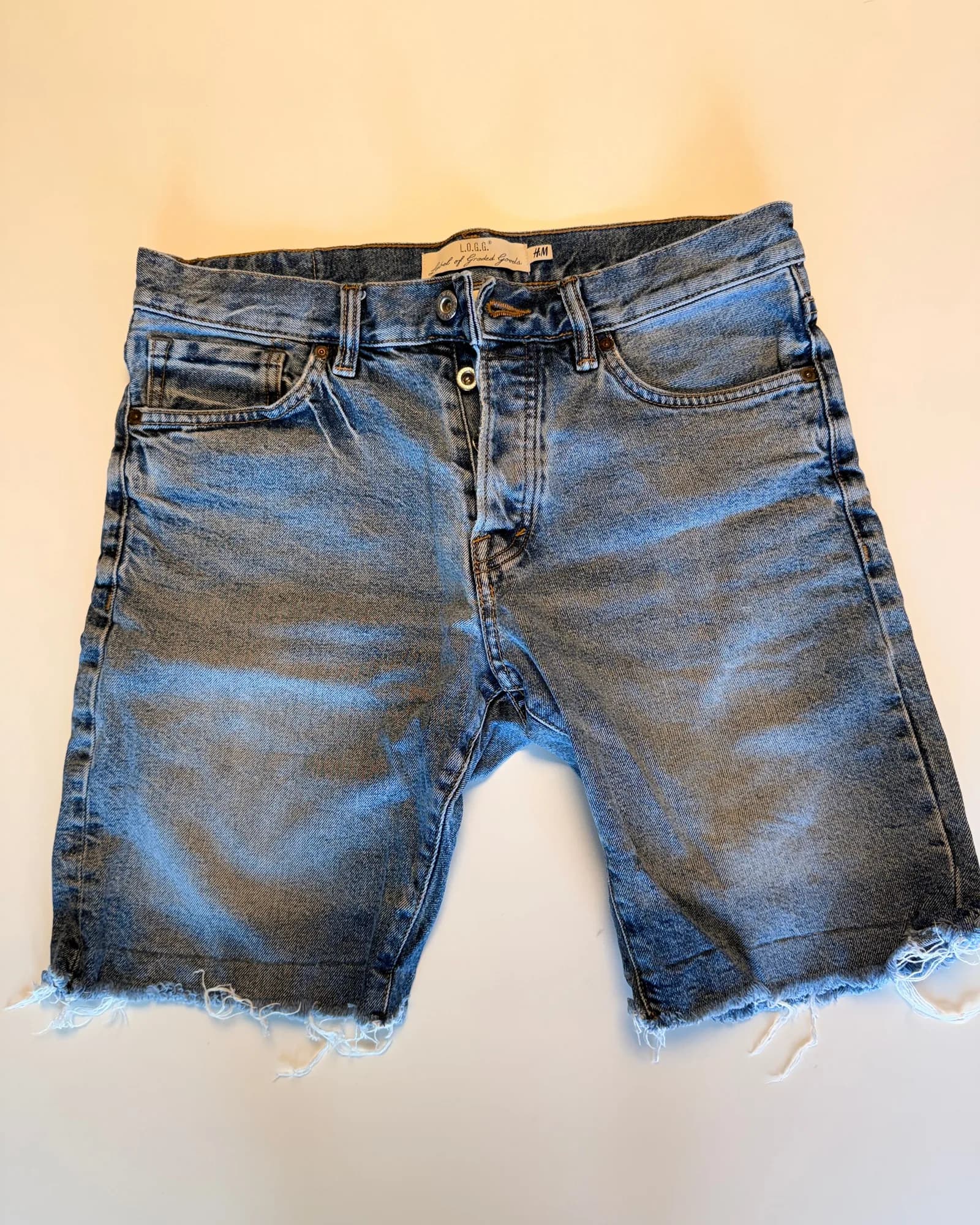 H&M מכנס ג׳ינס חתוך, כחול בינוני, מבט קדמי