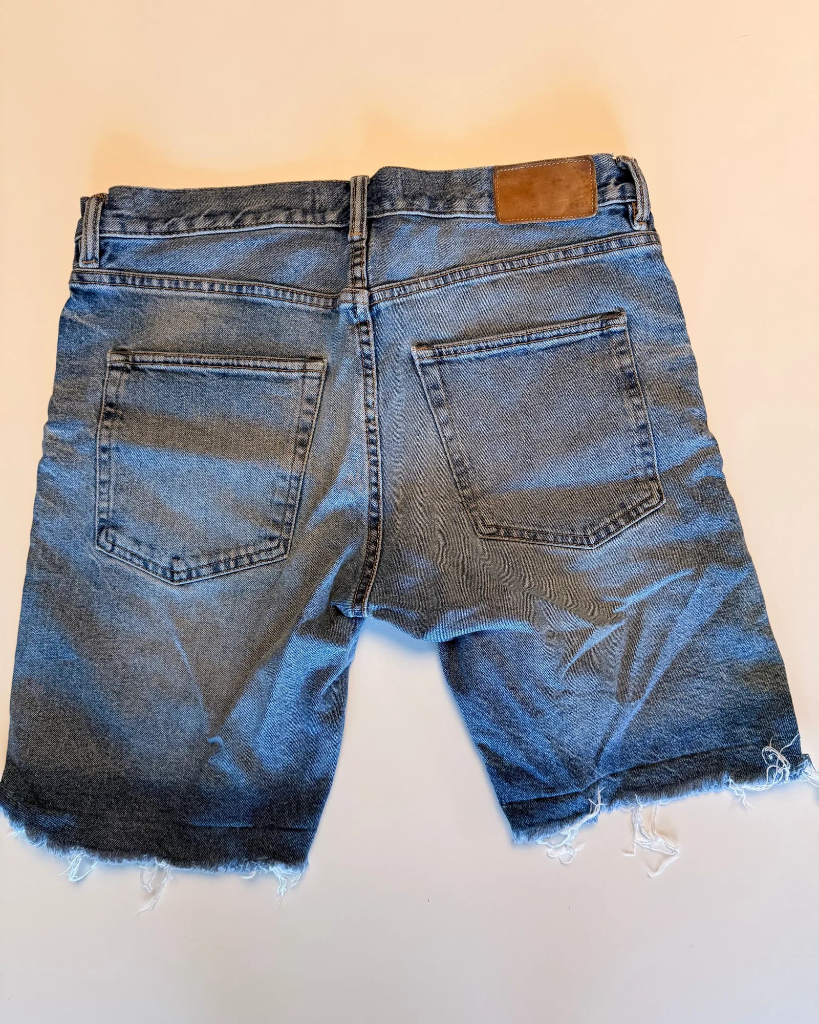 H&M מכנס ג׳ינס חתוך, כחול בינוני, מבט נוסף