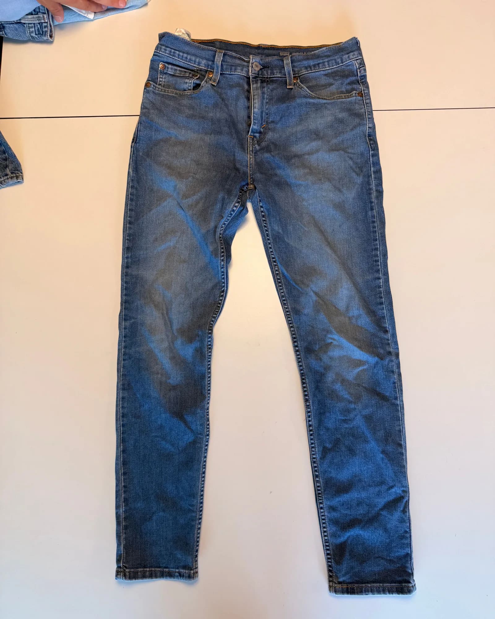 Levi's ג׳ינס סלים, גוון בינוני, מבט קדמי