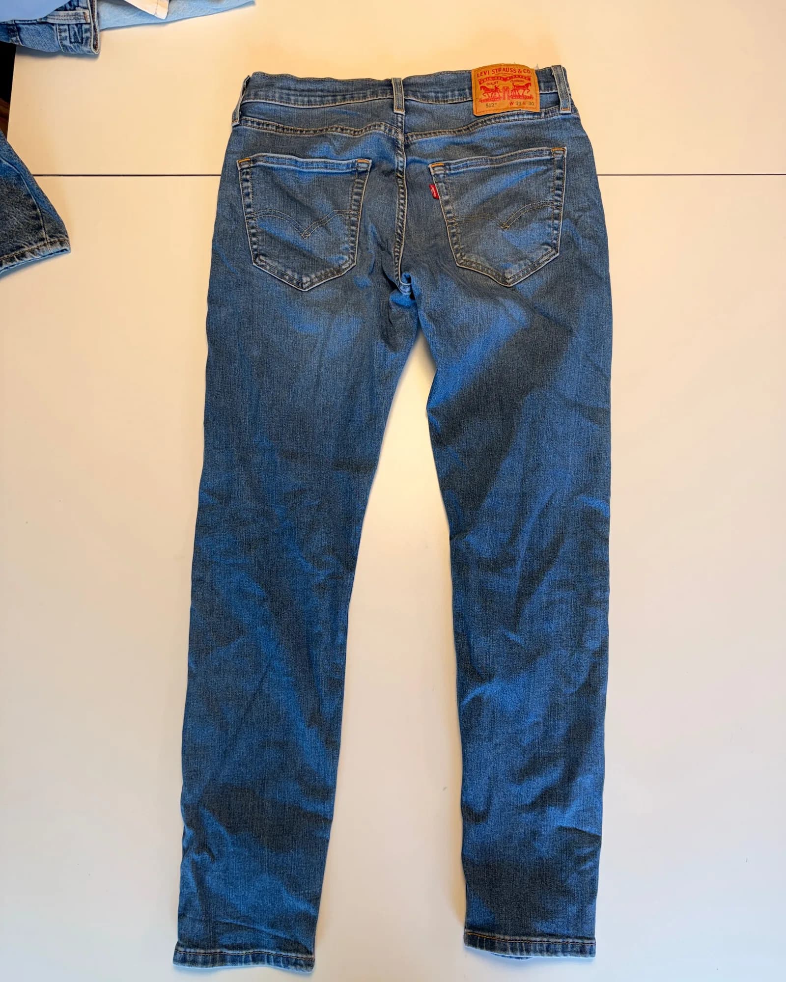 Levi's ג׳ינס סלים, גוון בינוני, מבט נוסף