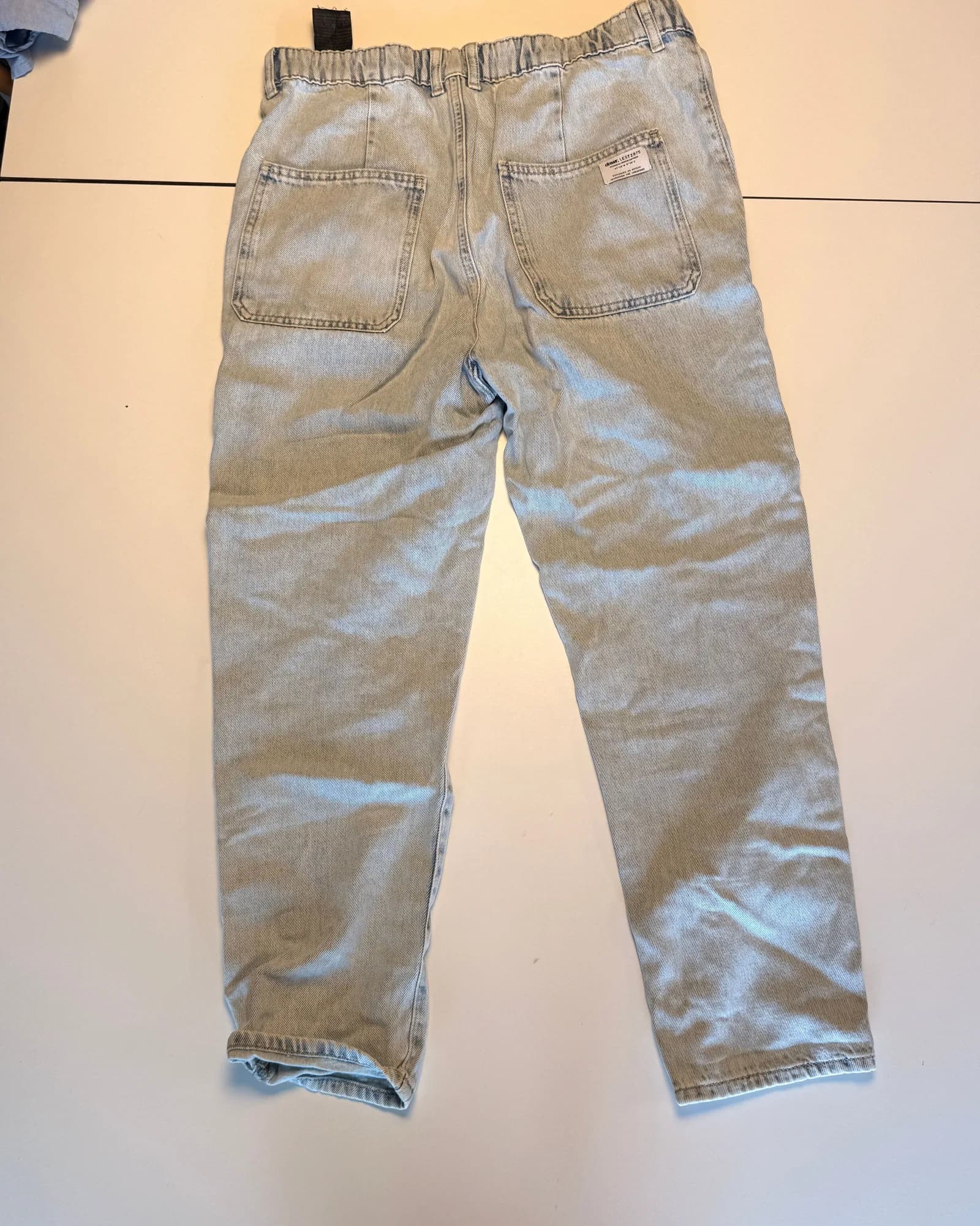 Unbranded ג׳ינס סטרייט, אפור בהיר, מבט נוסף
