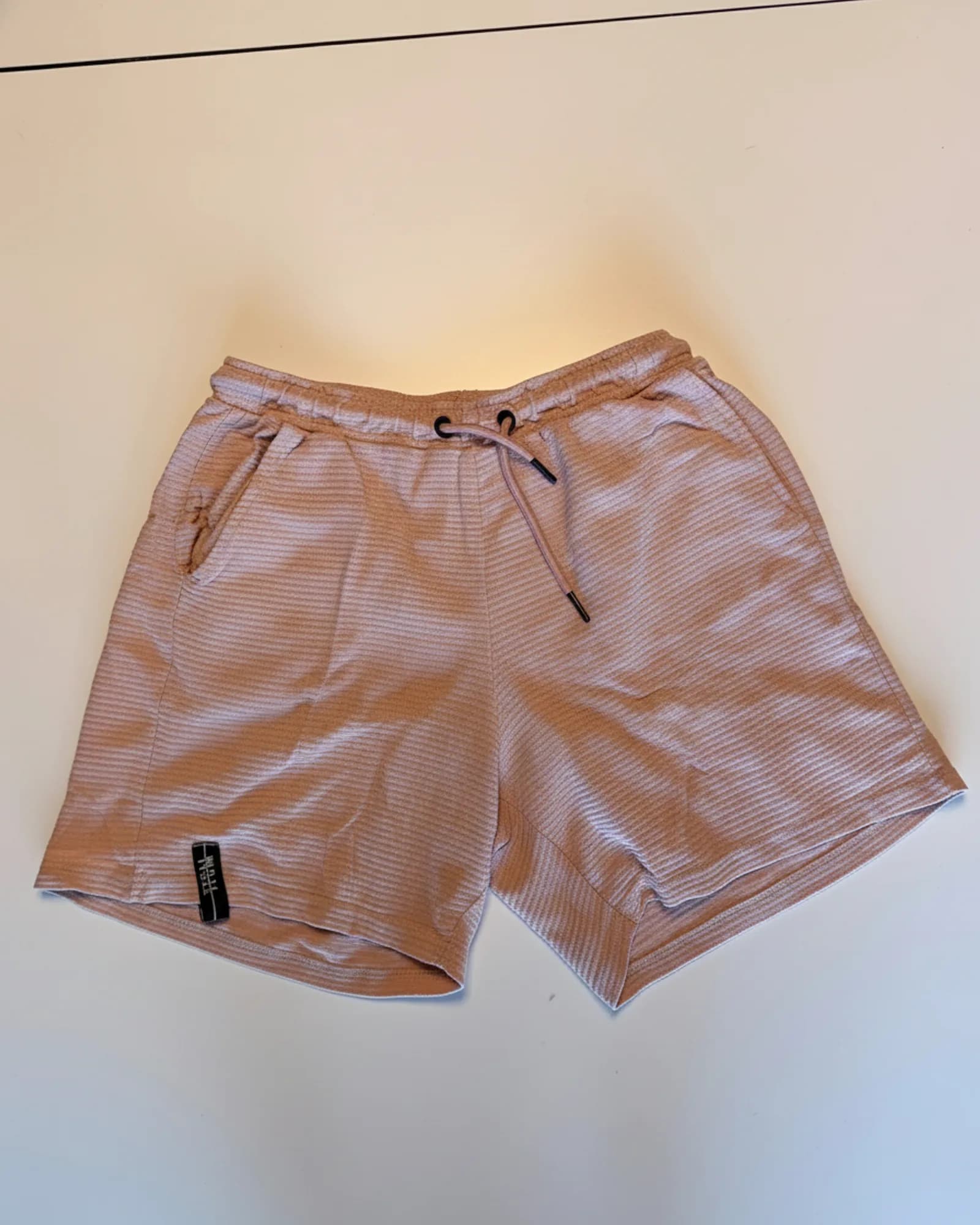 Unbranded מכנס ג׳רזי קצר, פסים על בז׳, מבט קדמי