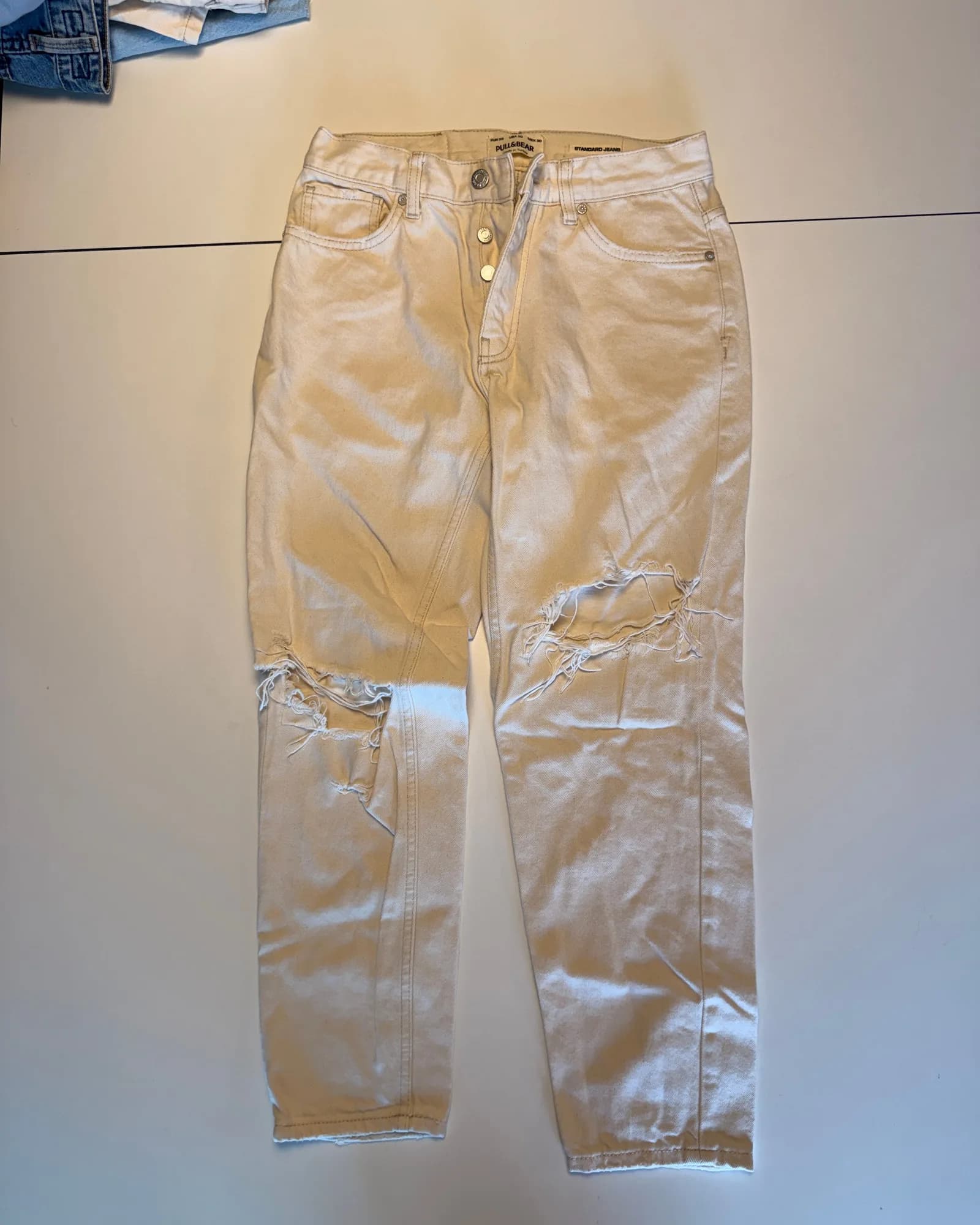 Pull&Bear ג׳ינס שחוק, שמנת, מבט קדמי