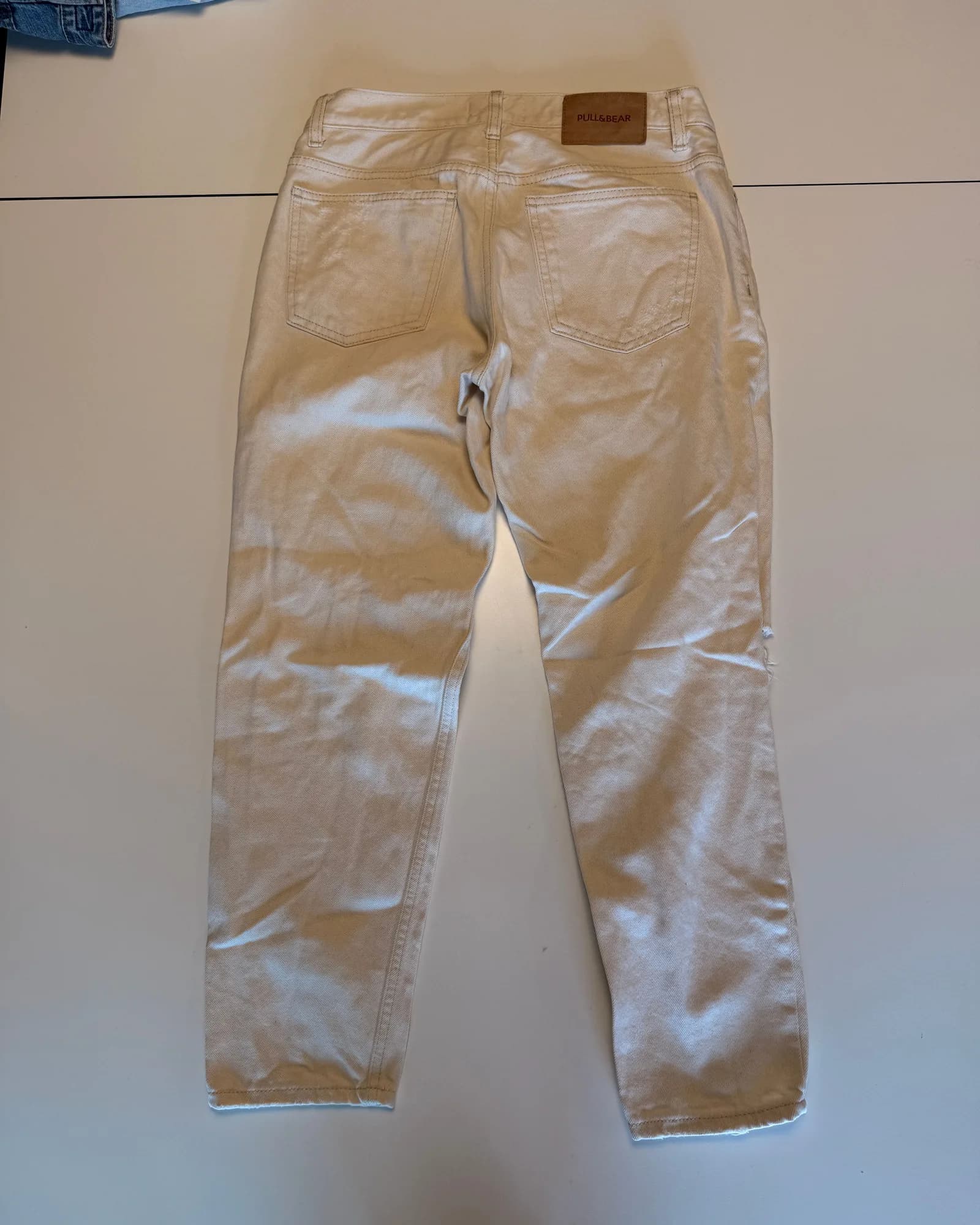 Pull&Bear ג׳ינס שחוק, שמנת, מבט נוסף