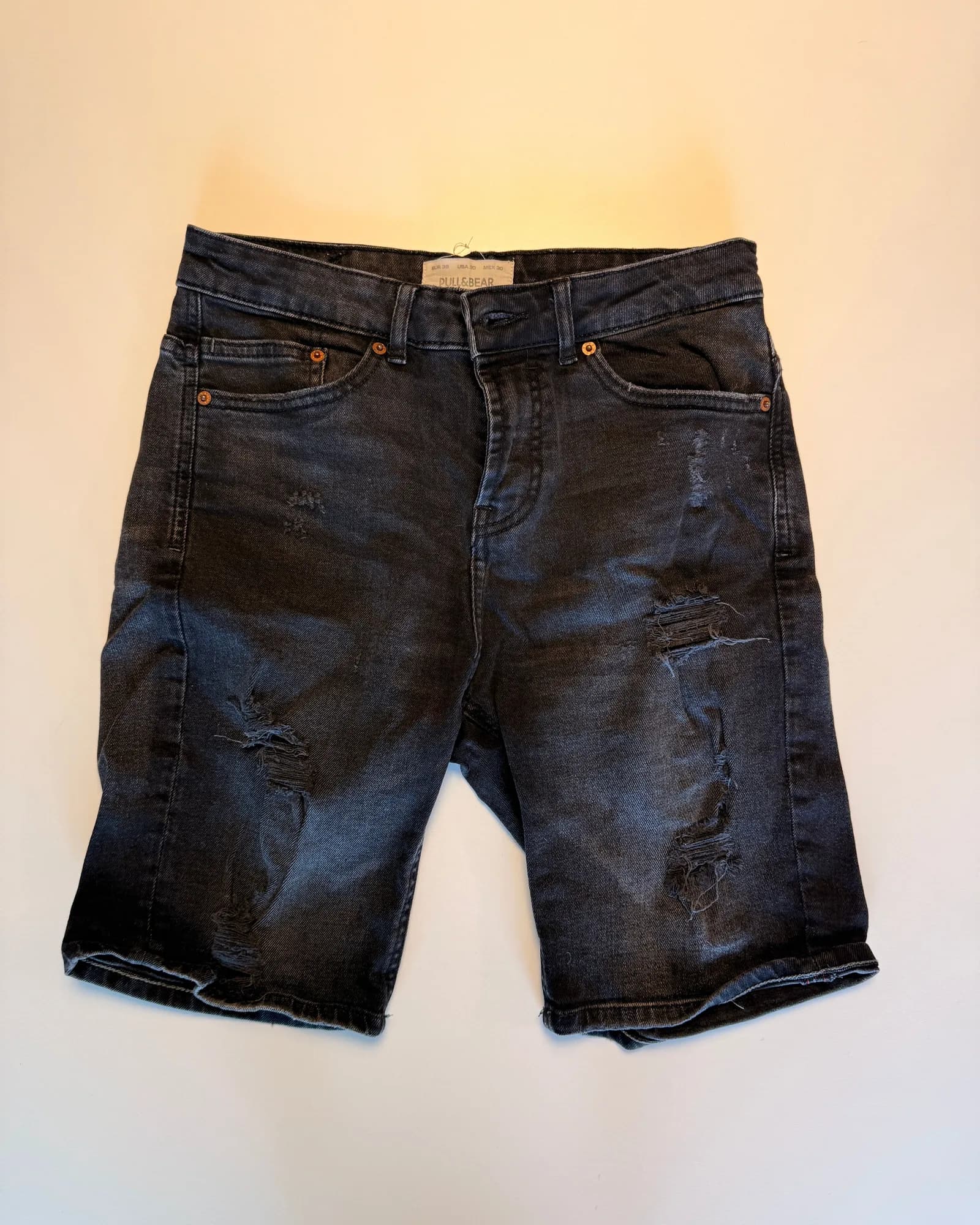 Pull&Bear מכנס ג׳ינס קצר, שחור דהוי, מבט קדמי