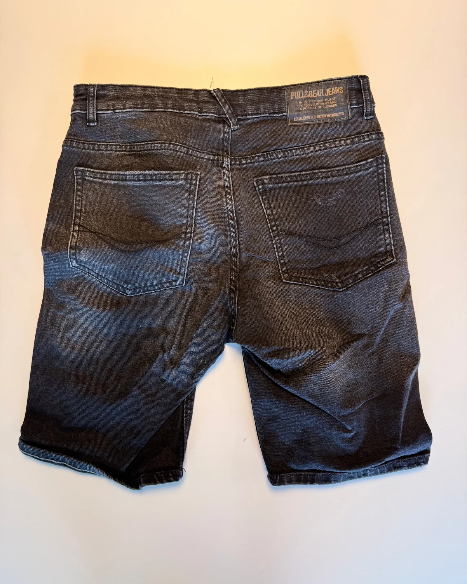 Pull&Bear מכנס ג׳ינס קצר, שחור דהוי, מבט נוסף