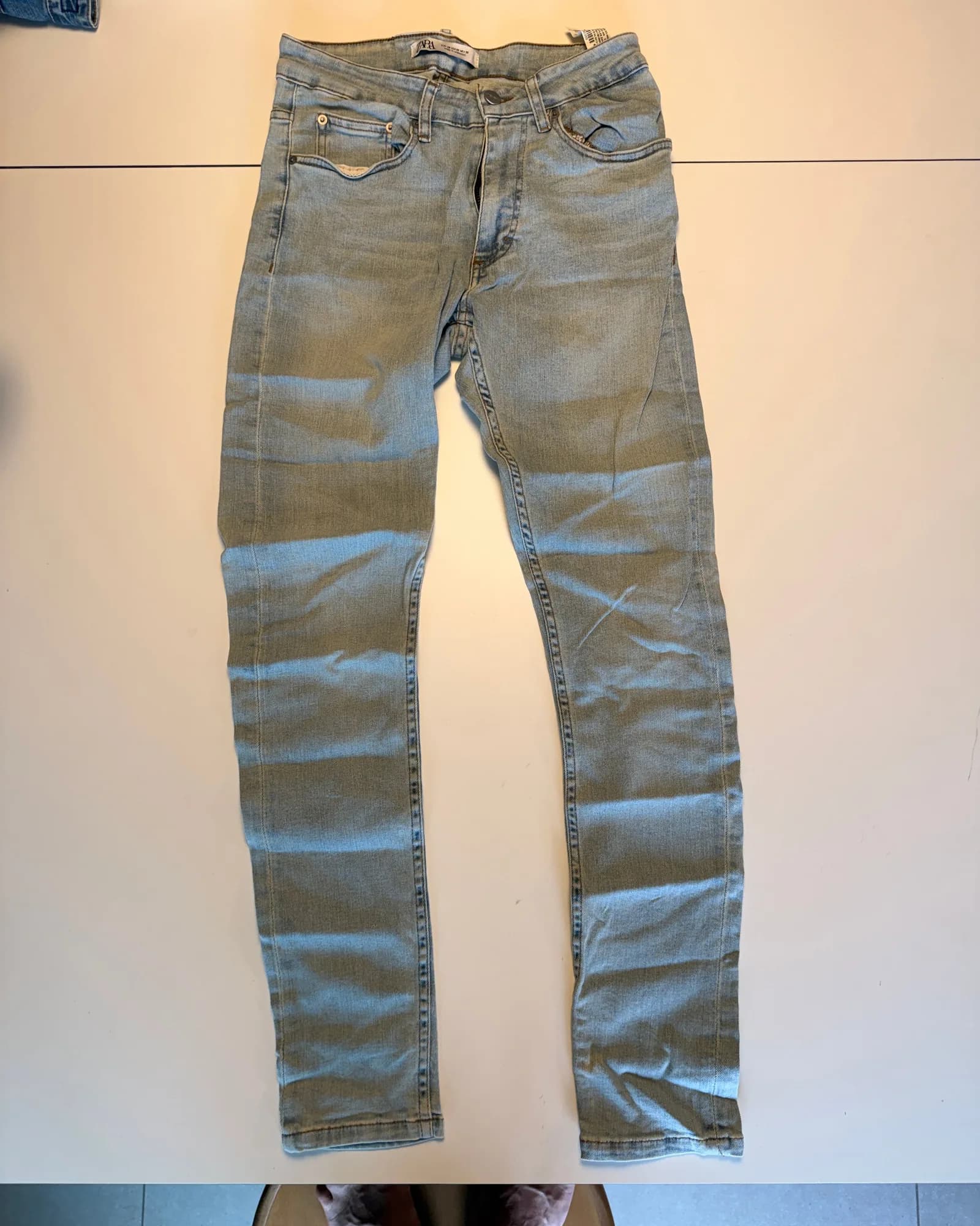 Unbranded ג׳ינס סלים, גוון חיוור, מבט קדמי