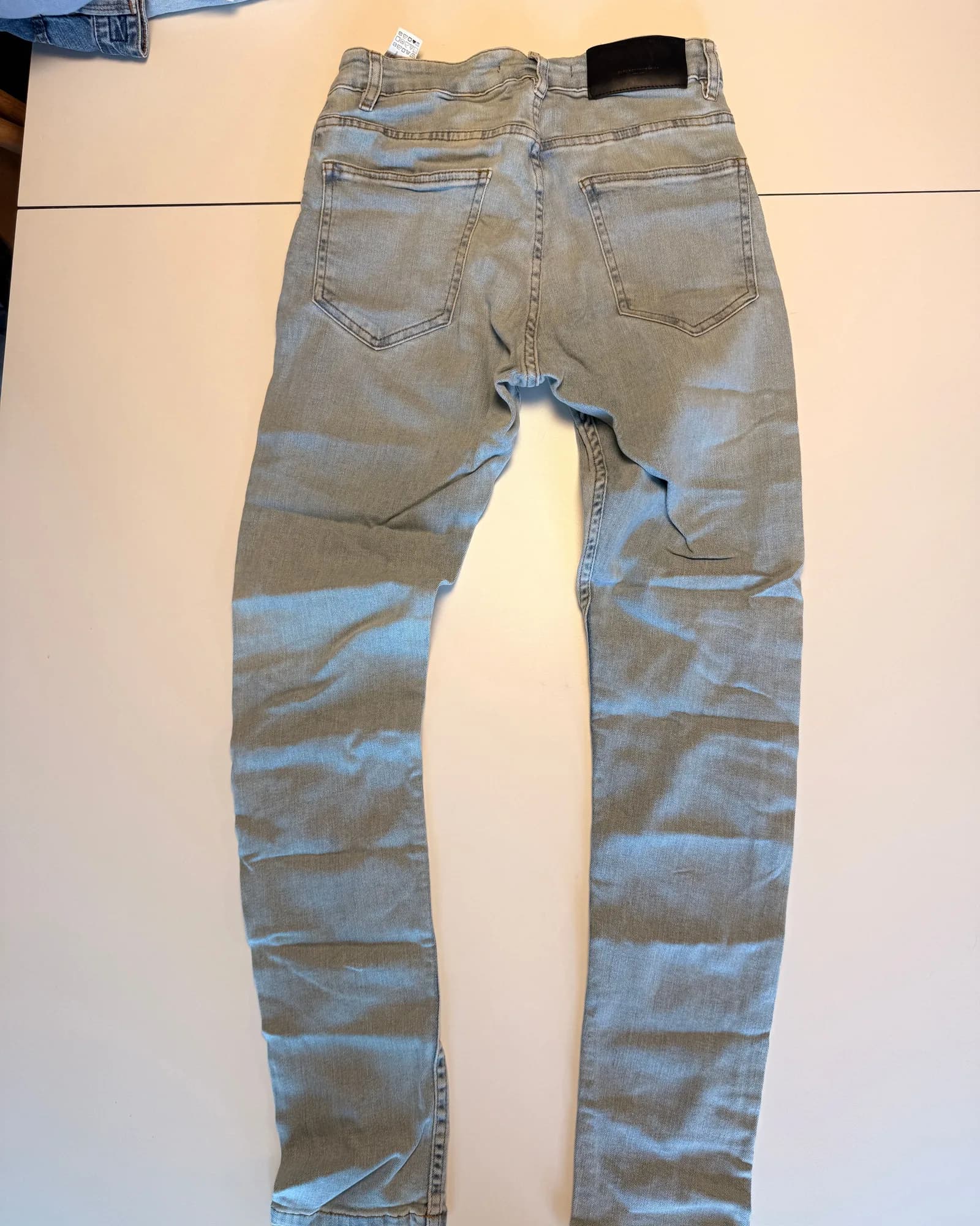 Unbranded ג׳ינס סלים, גוון חיוור, מבט נוסף