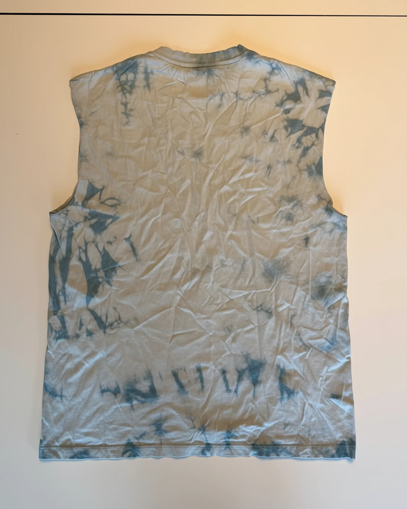 Unbranded גופייה, טאי־דאי אינדיגו, מבט נוסף