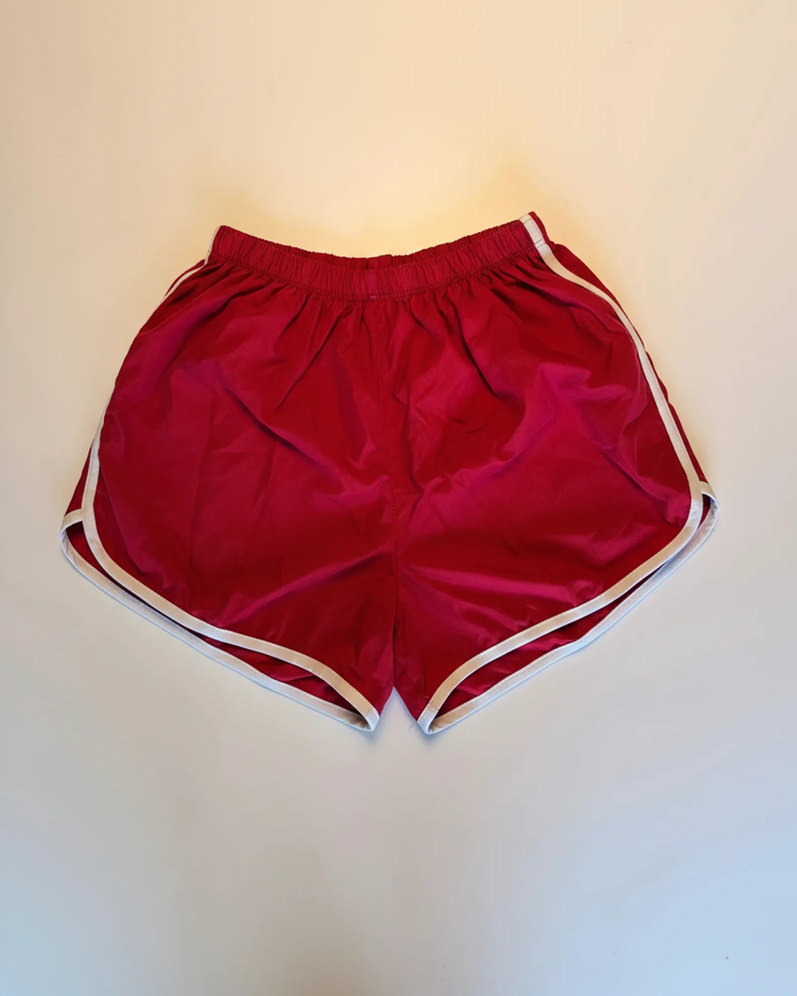 Unbranded מכנס ריצה קצר, אדום עמוק, מבט קדמי